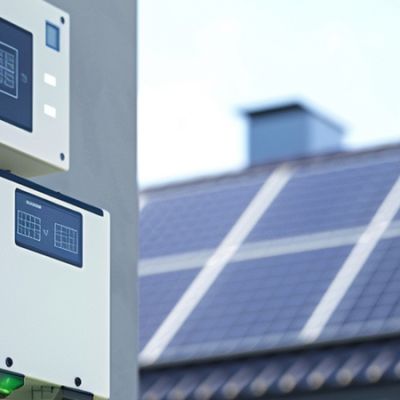 Que choisir entre un onduleur central et des micro-onduleurs ?