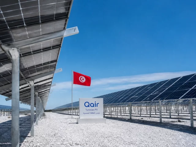Étude technique : l'importance du sol (gravier, sable, béton) pour les modules solaires bifaciaux
