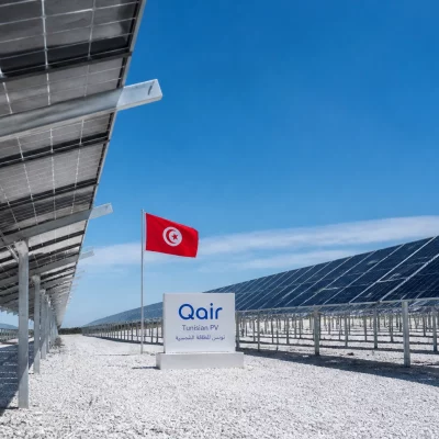 Étude technique : l'importance du sol (gravier, sable, béton) pour les modules solaires bifaciaux
