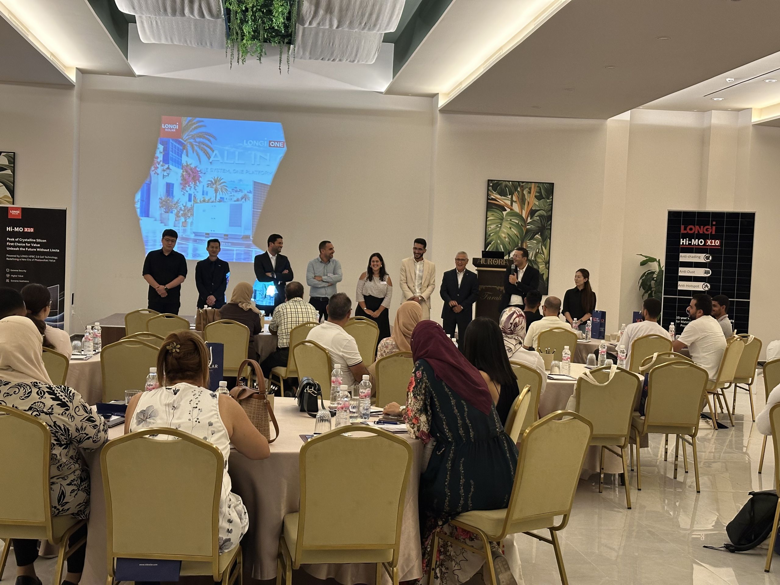 Équipes VLD SOLAR et LONGi face aux participants du workshop à Sfax.